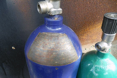 Как не обморозить руки при открытии баллона